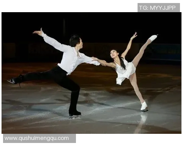 水中飞翔畅享激情与力量的游泳体育表演盛会